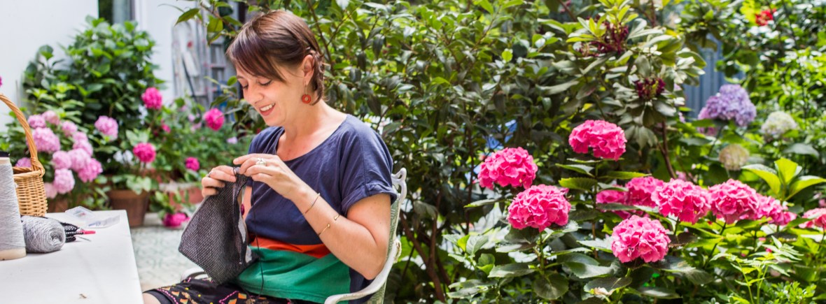 Cosiendo en el patio